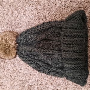 Pom pom grey toque